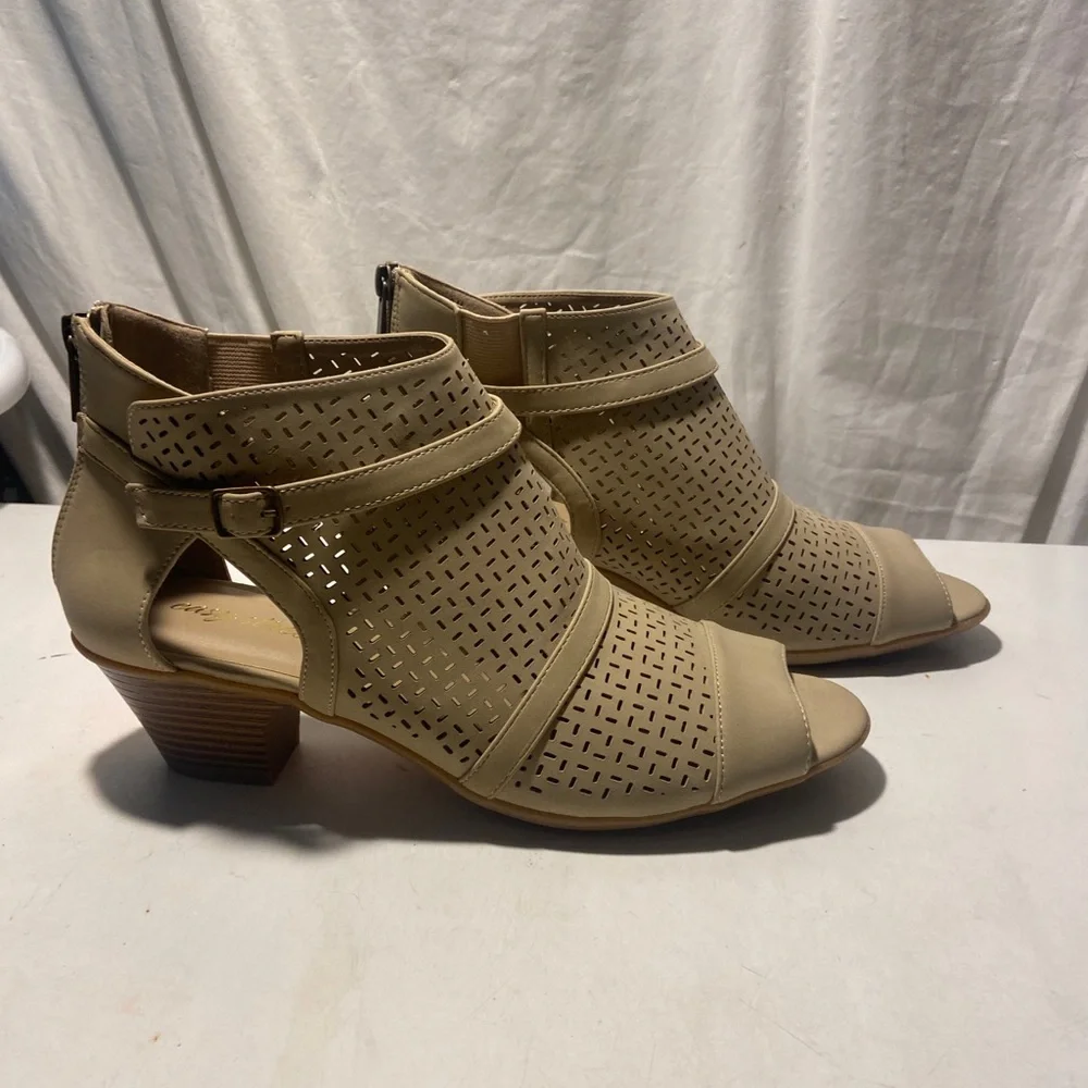 Easy street tan cutout ankle booties 2” block heels size 10 NWT - Picture 1 of 6